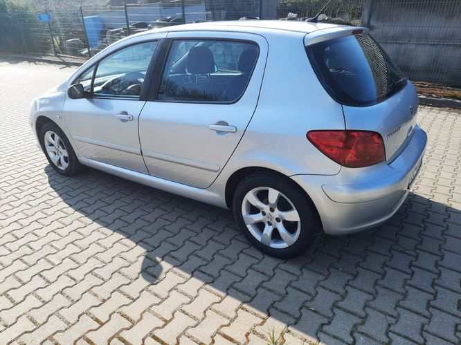 1.6 benzyna 109 KM klimatyzacja ważne opłaty