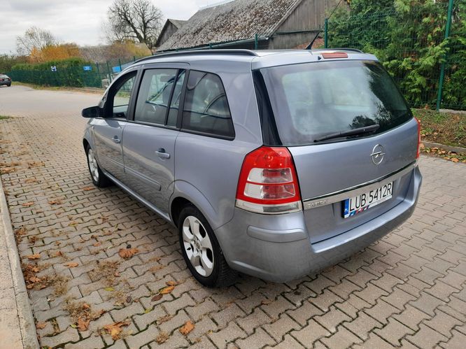 Ładny stan po lifcie benzyna 7 osobowy ważne opłaty