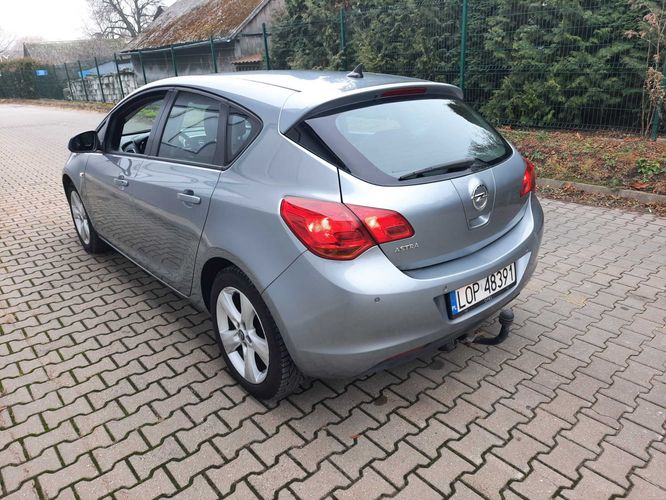 Ładny stan 1.6 benzyna.5 drzwi ważne opłaty