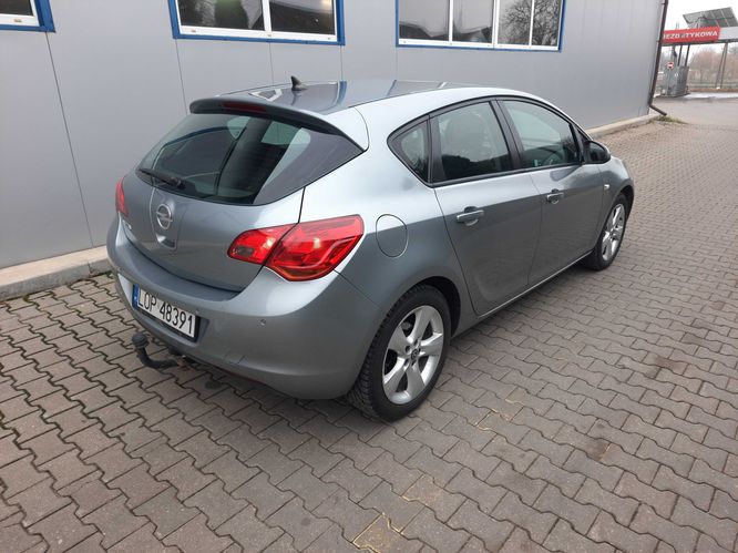 Ładny stan 1.6 benzyna.5 drzwi ważne opłaty