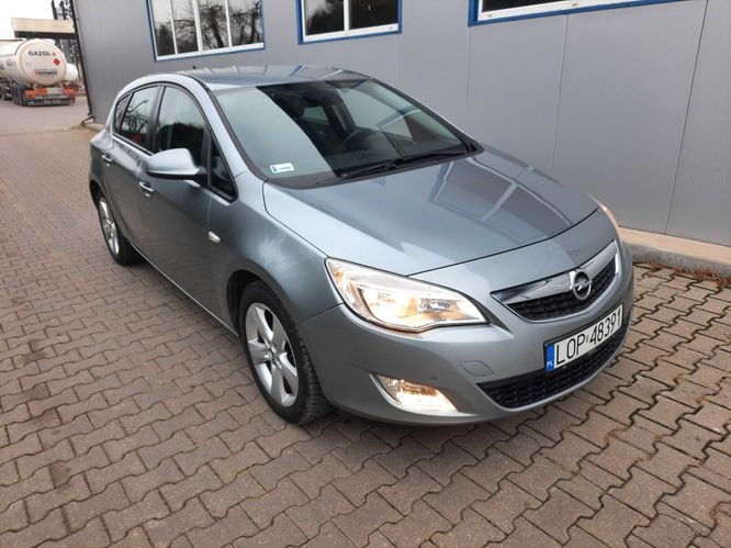 Ładny stan 1.6 benzyna.5 drzwi ważne opłaty