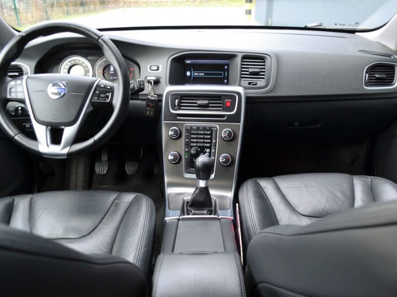 Volvo V60 1.6d 115KM**Skóra**Navi**Tempomat**Bluetooth**AUX/USB