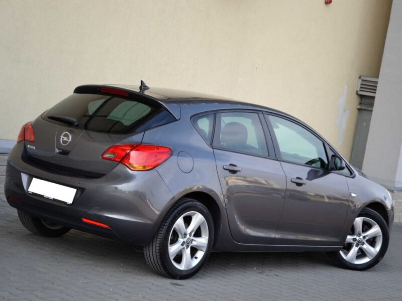 Opel Astra J 1.6 115KM**Navi**Klimatyzacja**Czujniki parkowania