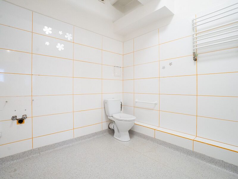 Lokal użytkowy na paterze bloku. Czuby.