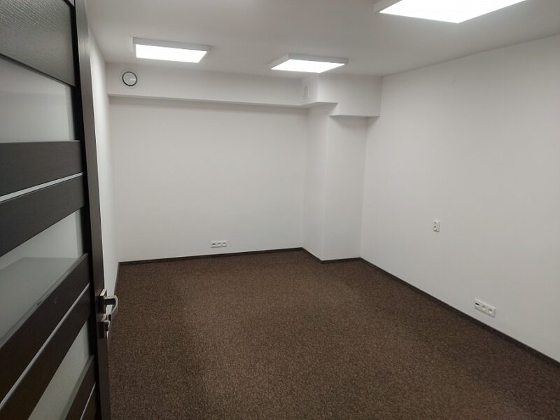 Lokal biurowy 15,30 mkw z parkingiem
