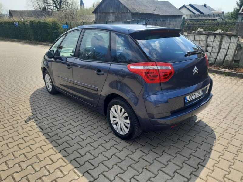 Bardzo ładny stan mały przebieg 1.6 benzyna ważne opłaty