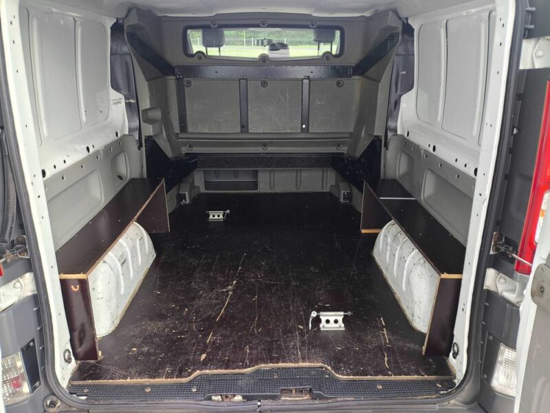 Renault Trafic 2.0 DCi 115KM**Brygadówka 6-osobowy**Klimatyzacja**Lift