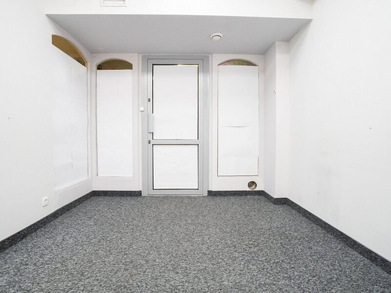 Małe pomieszczenie. Parking. Opłaty w cenie.