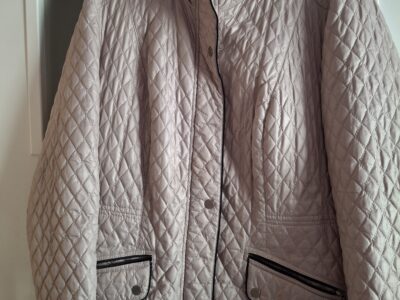 Sprzedam damską kurtkę w kolorze beżowym