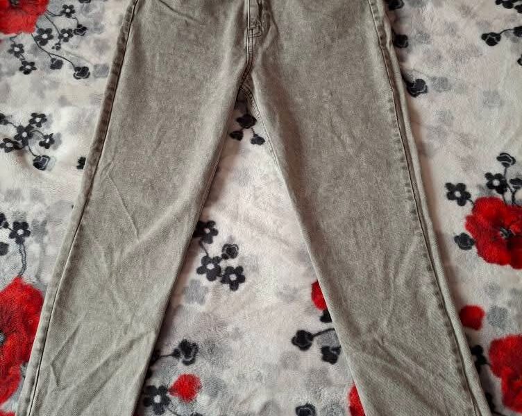 Damskie spodnie w kolorze szarym