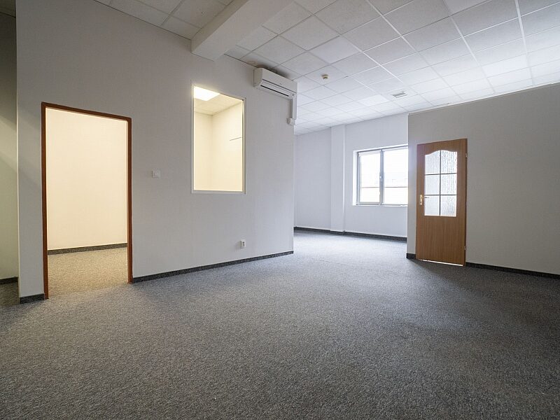 Atrakcyjny lokal. Parking. Pom. socjalne.
