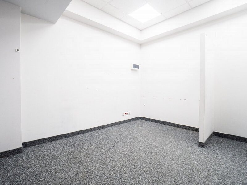 Małe pomieszczenie. Parking. Opłaty w cenie.
