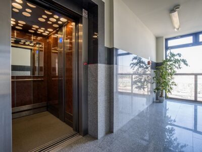 Piętro w biurowcu. Parking. Winda.