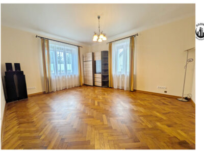 Duże, trzypokojowe mieszkanie z wysokim sufitem