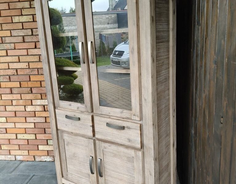 Witryna akacjowa / biblioteka