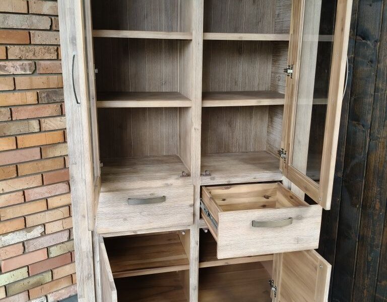 Witryna akacjowa / biblioteka