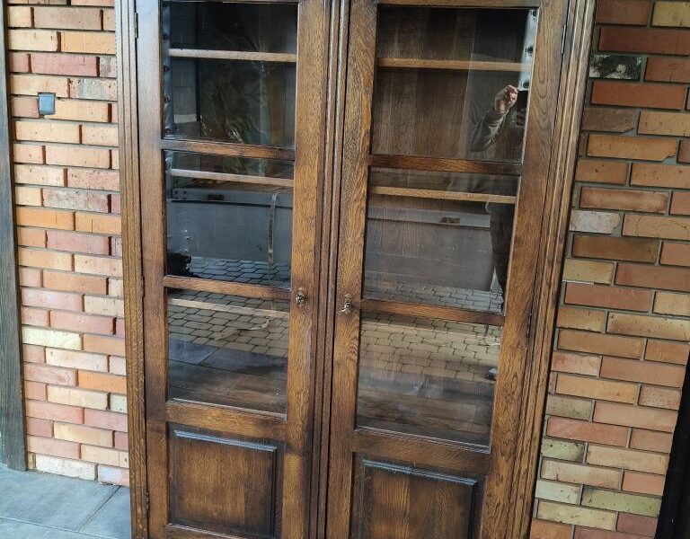 Witryna dębowa / biblioteka