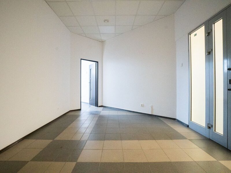Lokal, 3 pokoje, dostęp do wody.