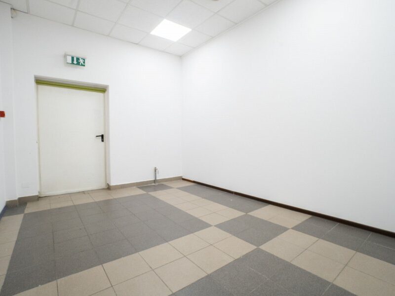 Lokal, 3 pokoje, dostęp do wody.