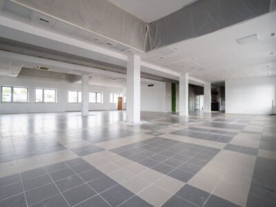 Przestronny lokal, parking.