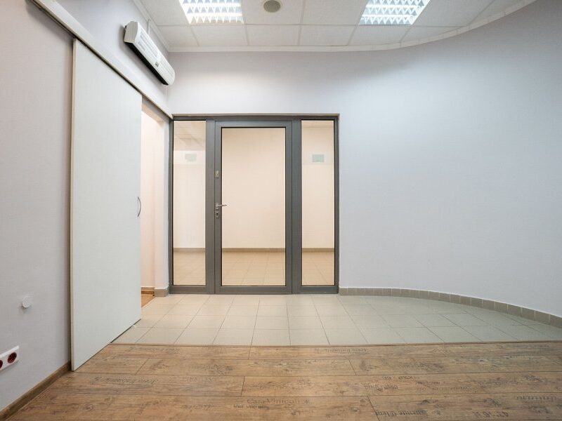 Lokal użytkowy -usługi/biuro. Parter. Parking.