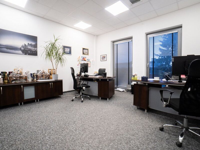 Atrakcyjny lokal. Parking. Pom. socjalne.