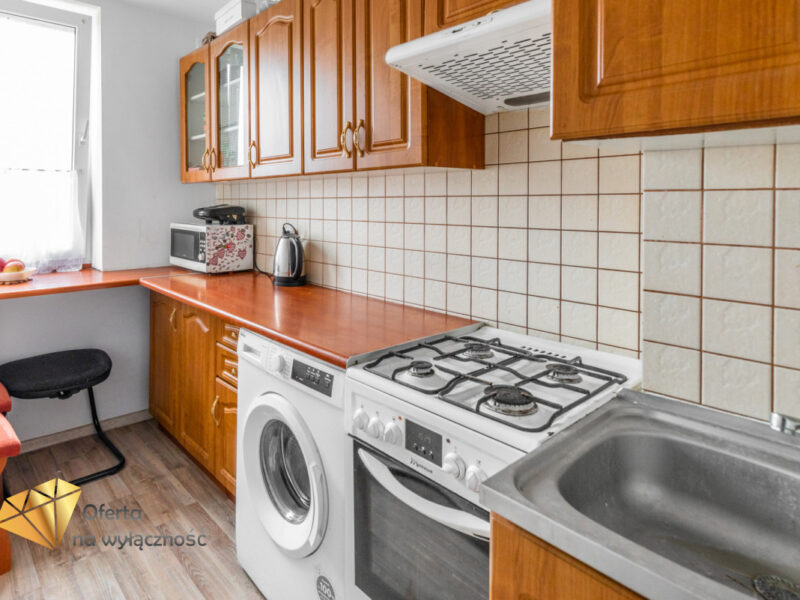 Przytulne, trzypokojowe mieszkanie o pow. 47,20m2 na IV piętrze / z X w bloku z 1975 r. przy ul. Weteranów.Zestawienie powierzchni:pokój dzienny o pow. 15,00m2  -3 pokoje, balkon, piwnica Centrum
