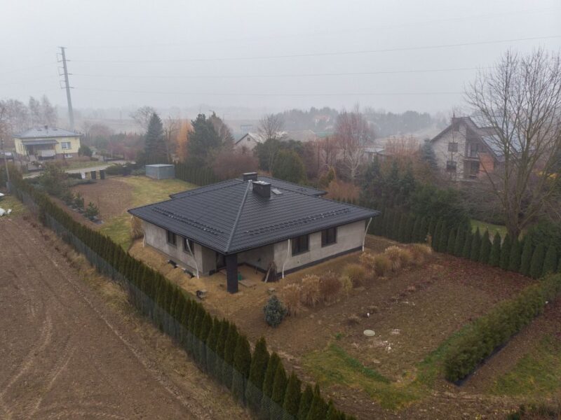 Dom parterowy z podpiwniczeniem.