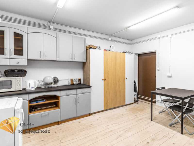 Na sprzedaż obiekt magazynowo-produkcyjny o łącznej powierzchni ok. 311m² położony na działce o powierzchni 1011m². Budynek znajduje się w pobliżu jednej z głów -Hajdów