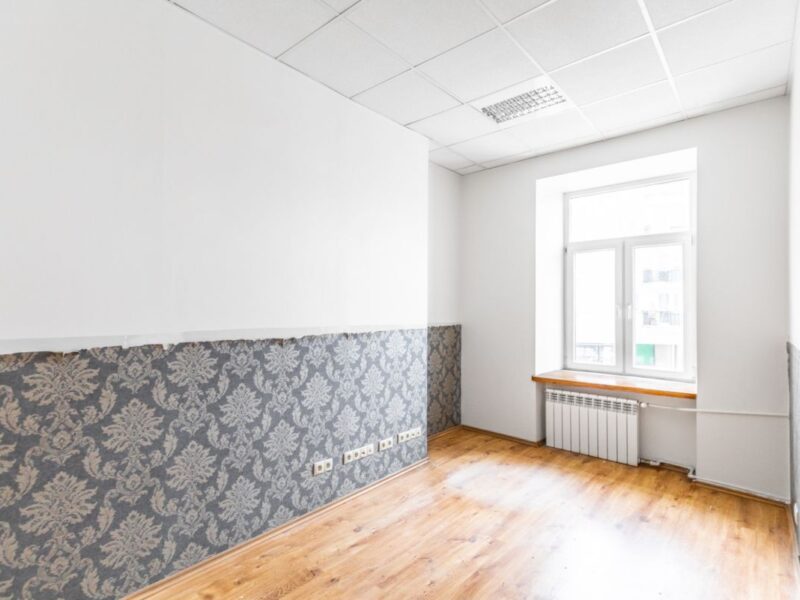 Oferta na wynajem - lokal usługowy o pow. 80 m2, zlokalizowany na 1 piętrze w kamienicy przy ul. Narutowicza. Lokal składa się z: - recepcji, - 4 pokoi, - pomie -Lokal o pow. 80 m2 na ul. Narutowicza