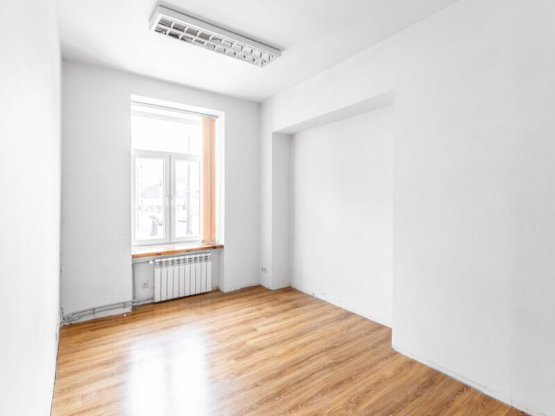 Oferta na wynajem - lokal usługowy o pow. 80 m2, zlokalizowany na 1 piętrze w kamienicy przy ul. Narutowicza. Lokal składa się z: - recepcji, - 4 pokoi, - pomie -Śródmieście