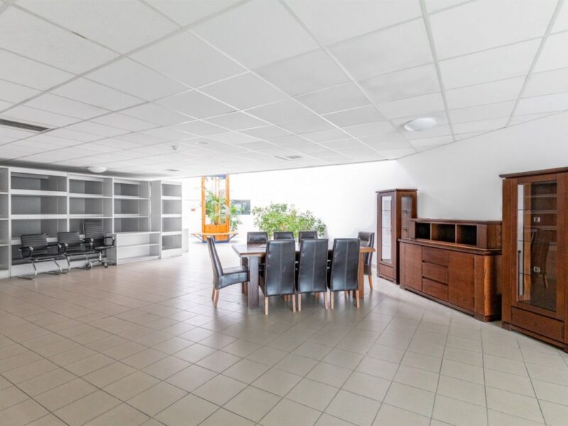 Do wynajęcia przestronna powierzchnia open space o powierzchni 560m2 m² zlokalizowany na parterze z niezależnym wejściem od ruchliwego ciągu pieszego. Lokal ofe -LSM