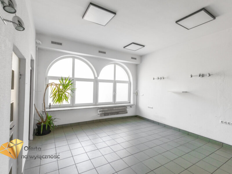 Lokal w centrum z witrynami 55m2 - Nałęczów