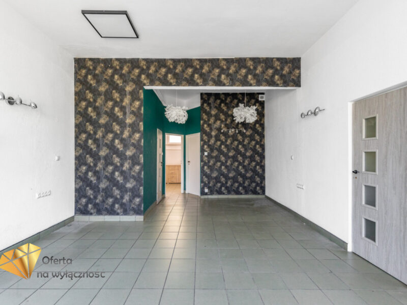 Oferta dostępna wyłącznie za pośrednictwem Franczewska Nieruchomości.Do wynajęcia atrakcyjny lokal usługowo-handlowy o powierzchni 55 m², zlokalizowany na 1. pi -Lokal w centrum z witrynami 55m2 - Nałęczów