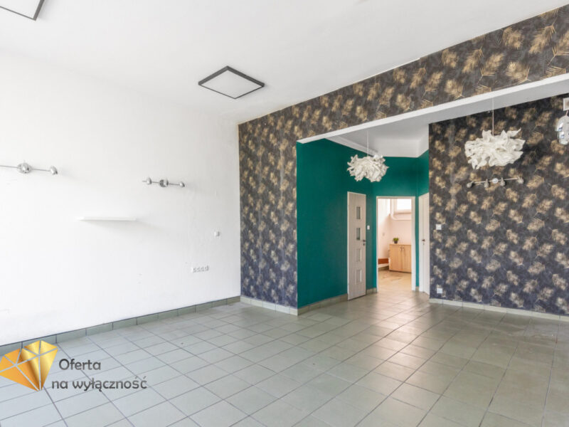 Lokal w centrum z witrynami 55m2 - Nałęczów