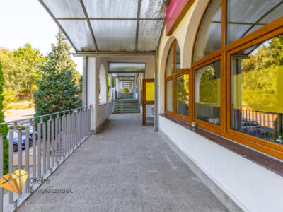 Lokal w centrum z witrynami 55m2 - Nałęczów