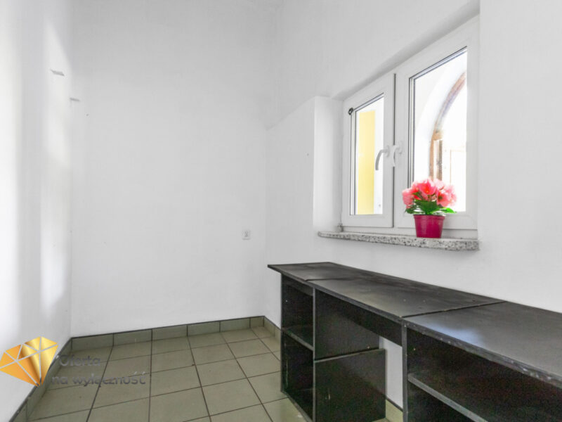 Lokal w centrum z witrynami 55m2 - Nałęczów - Nałęczów - portal ogłoszeniowy