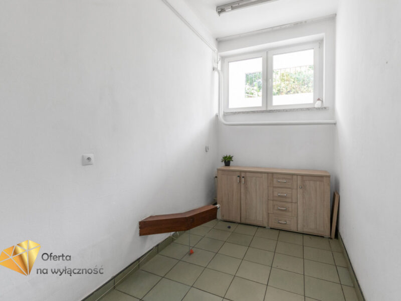Lokal w centrum z witrynami 55m2 - Nałęczów - , Nałęczów