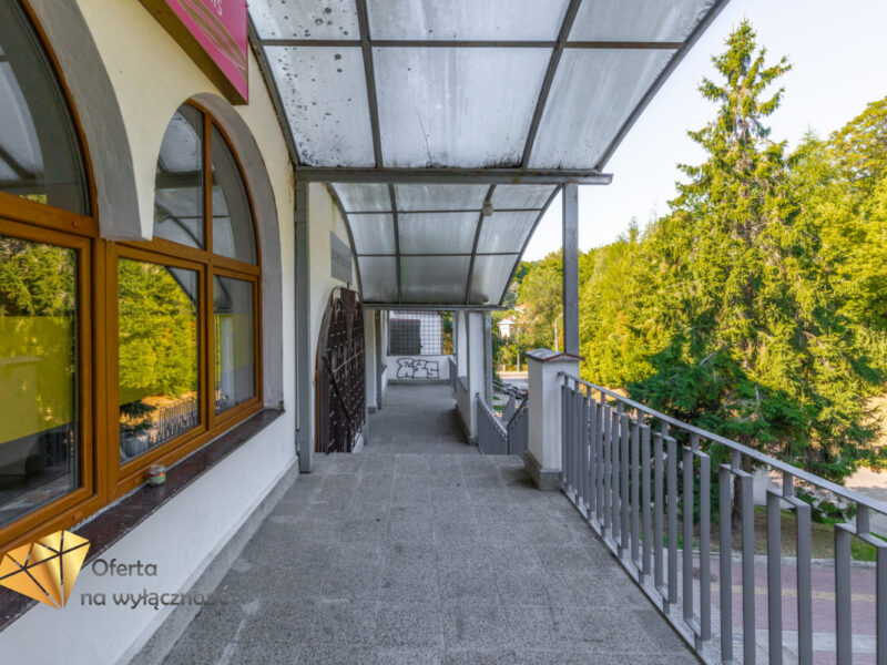 Lokal w centrum z witrynami 55m2 - Nałęczów