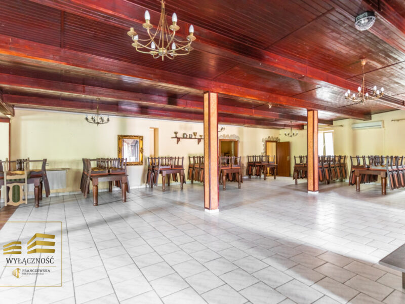 Oferta dostępna wyłącznie za pośrednictwem Franczewska Nieruchomości.Do wynajęcia przestronny lokal gastronomiczny lub handlowo-usługowy o powierzchni 400 m² w  -