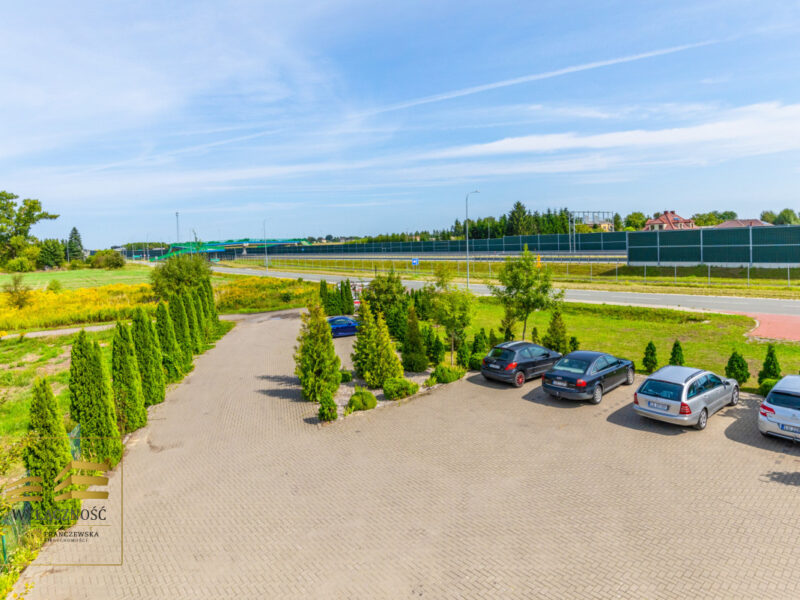 Oferta dostępna wyłącznie za pośrednictwem Franczewska Nieruchomości.Oferujemy do sprzedaży prosperujący Hotel w bliskiej odległości od Lublina w gminie Niedrzw -