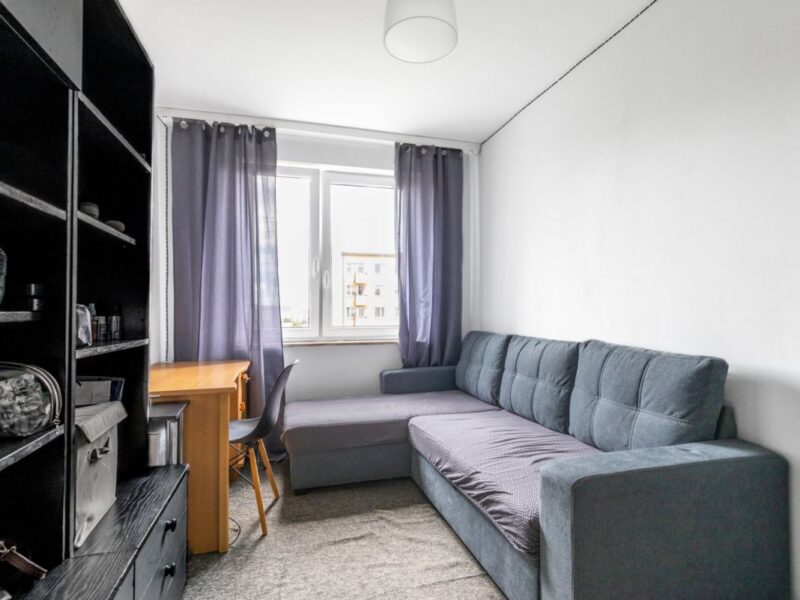 Polecam na wynajem 3 pokojowe mieszkanie  w budynku przy ul. Chęcińskiego, osiedle Czechów DolnyW skład mieszkania wchodzą:- pokój z wyjściem na  balkon- 2 poko -Pokój do wynajęcia os. Czechów