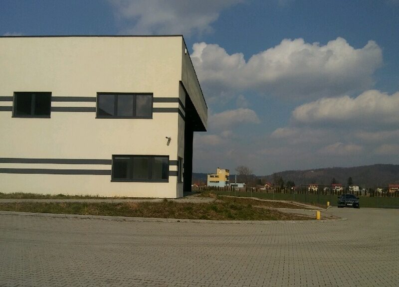 Nowoczesna hala z biurowcem w Zakliczynie