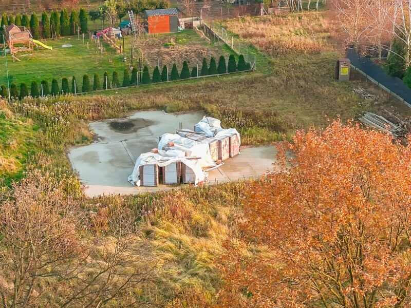 Działka 10 ar z rozpoczętą budową domu parterowego