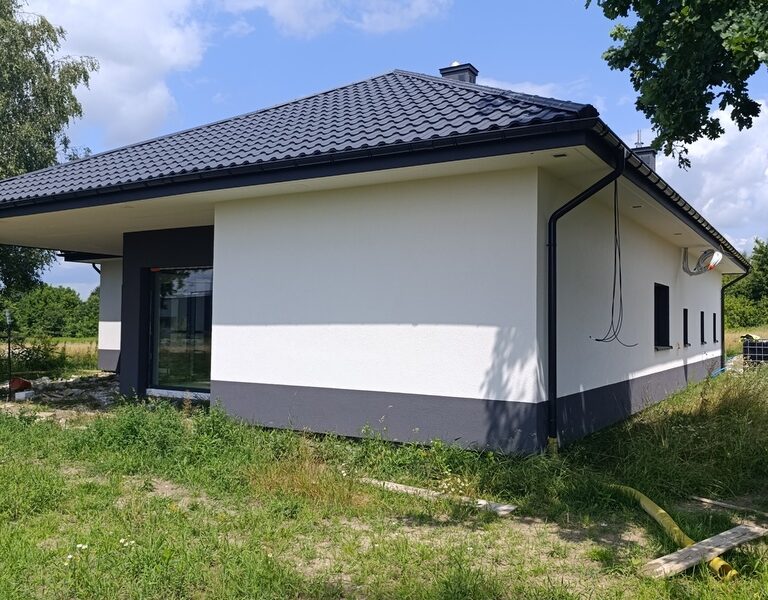 Nowy dom parterowy z antresolą.
