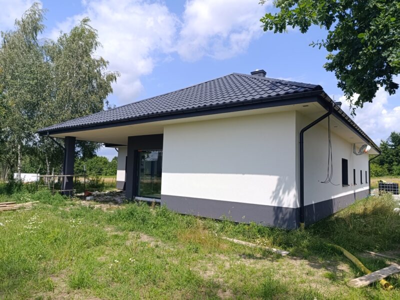 Nowy dom parterowy z antresolą.