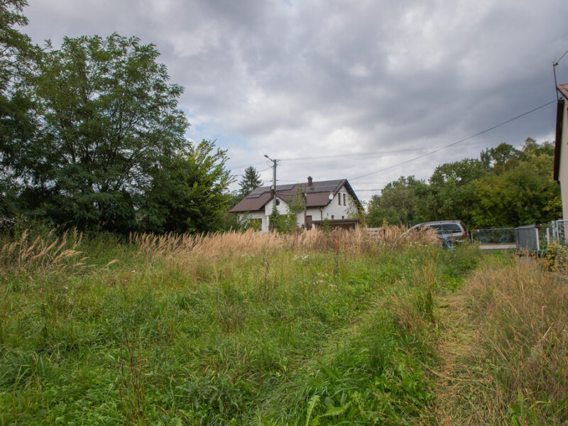 Działka 25 arów z budynkiem do adaptacji – Grądy