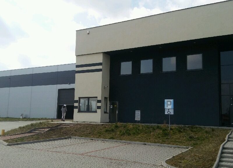 Na sprzedaż nowoczesna hala z biurowcem