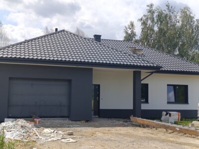 Nowy dom parterowy z antresolą.