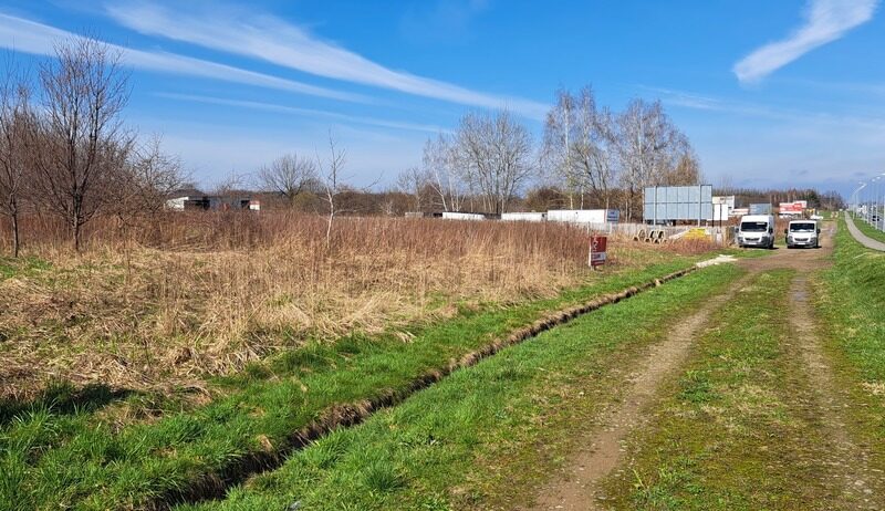 Sprzedam działkę inwestycyjno-mieszkaniową.